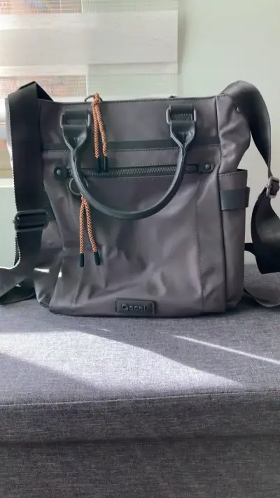 Bolso mochila gris con múltiples compartimentos - miniatura 1