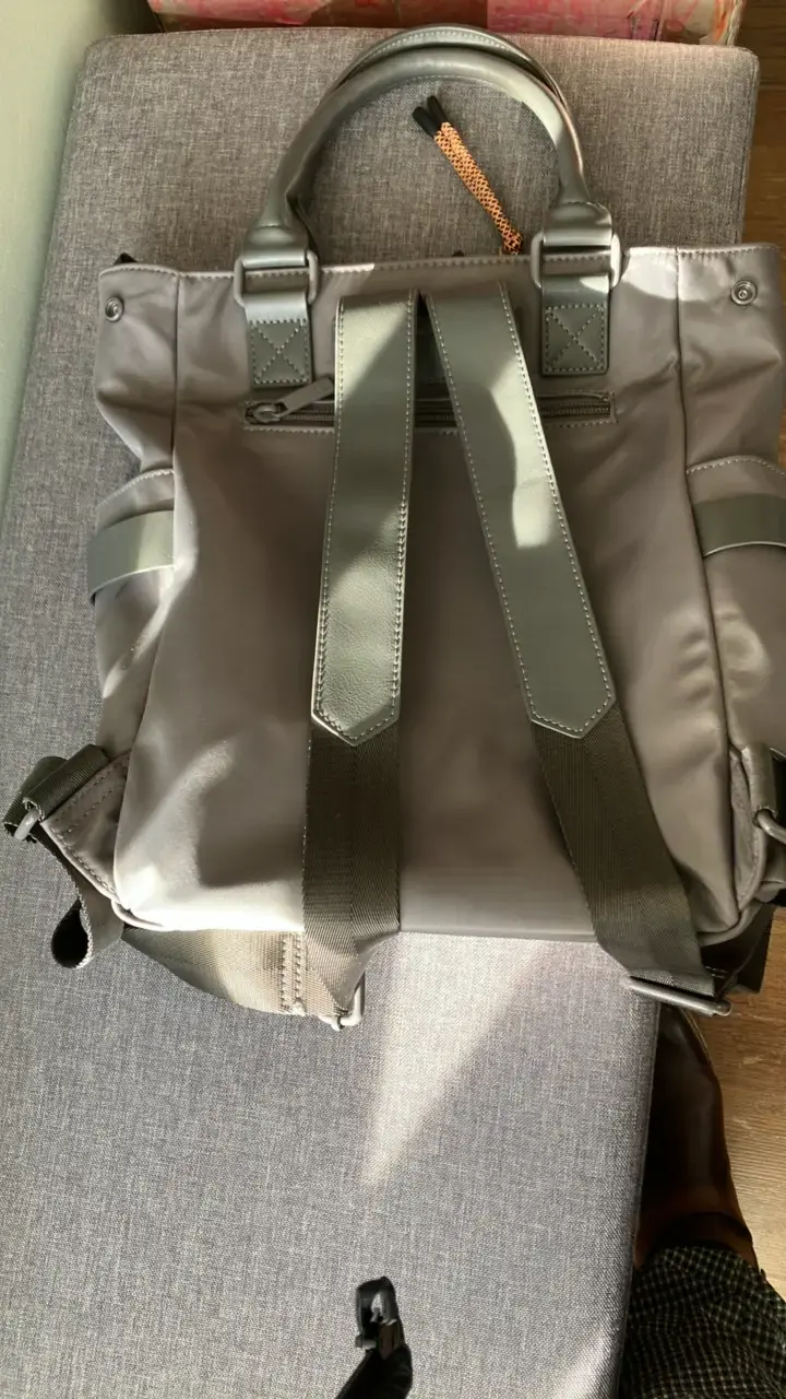 Bolso mochila gris con múltiples compartimentos - 2