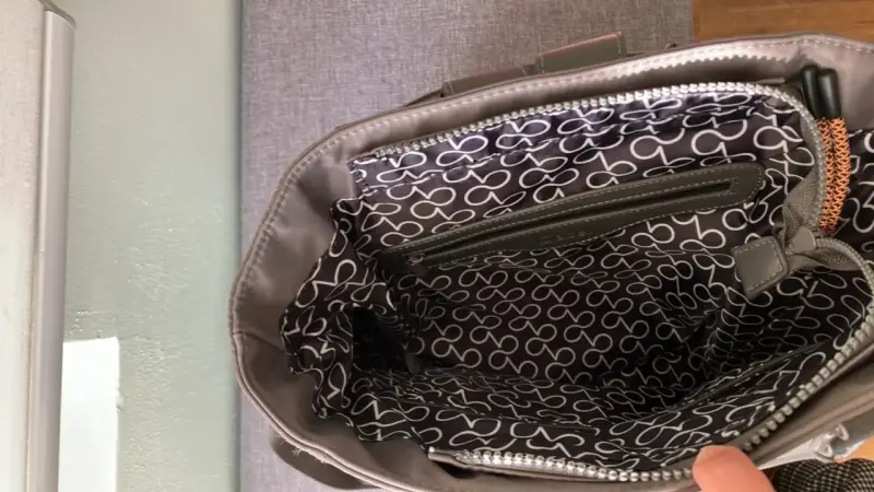 Bolso mochila gris con múltiples compartimentos - 3
