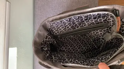 Bolso mochila gris con múltiples compartimentos - miniatura 3