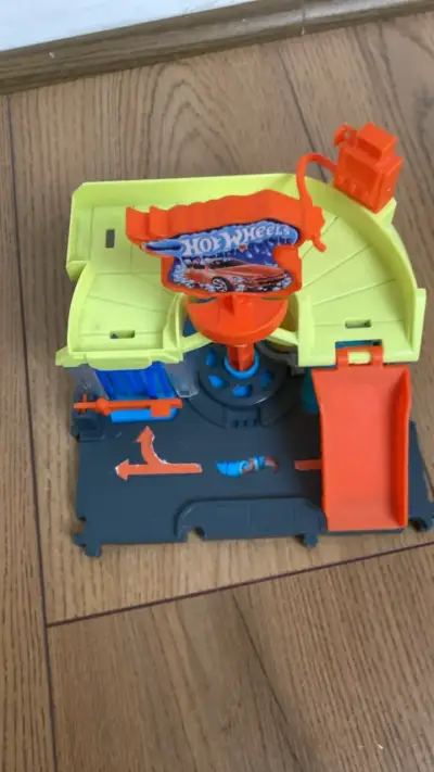 Lavado de autos Hot Wheels con rampa y giro - miniatura 1