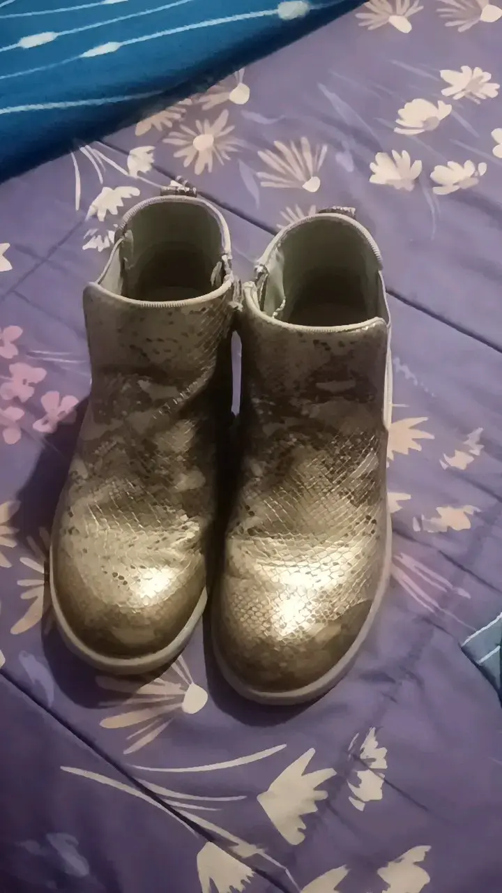 Botines de cuero sintético con diseño de serpiente - 4