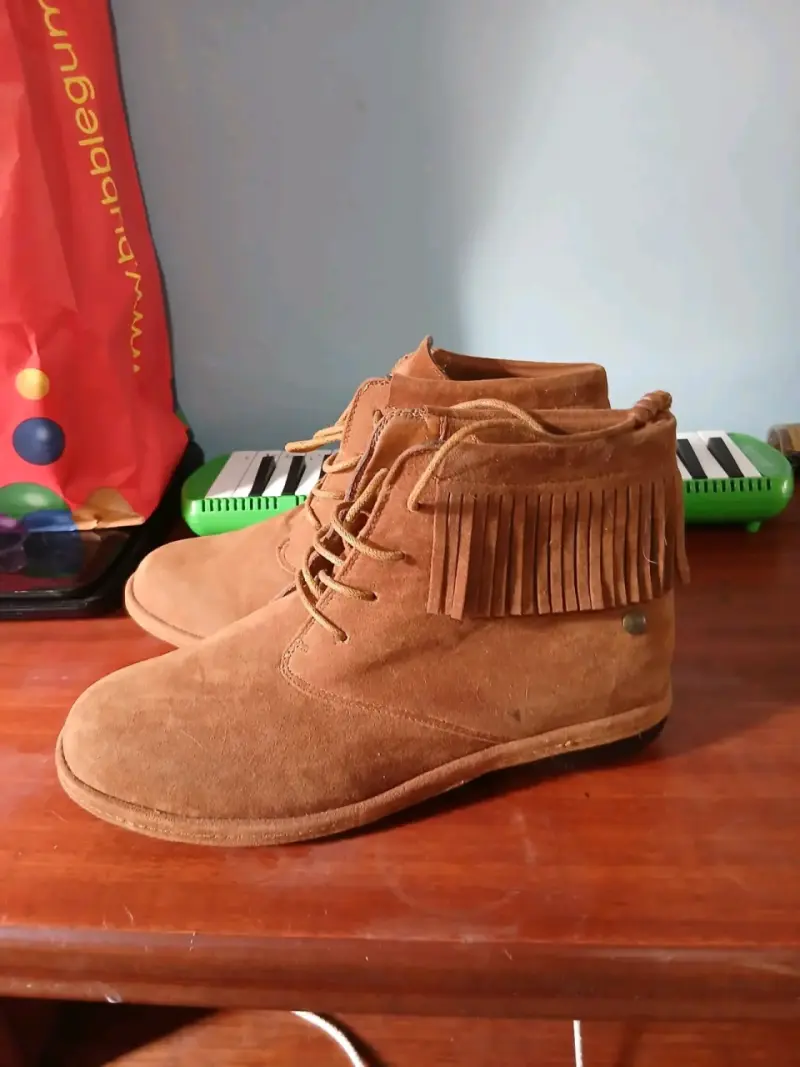 Botines de gamuza marrón con flecos