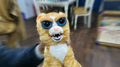 Peluche interactivo gato feroz con ojos grandes - miniatura 1