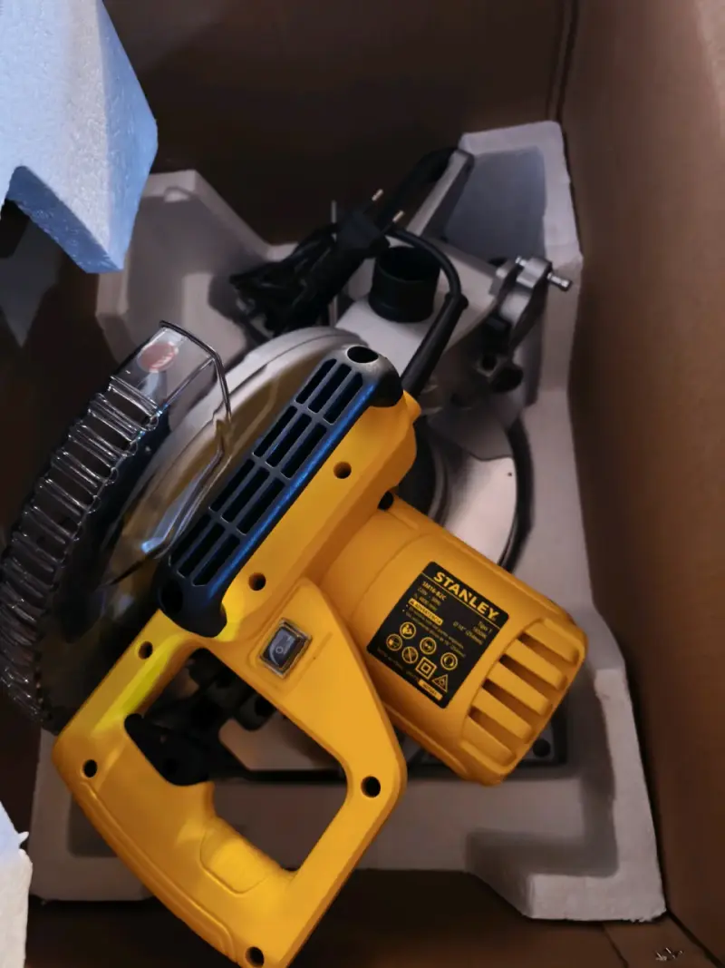 Sierra Ingleteadora Stanley 1650W SM16 más lijador - 3