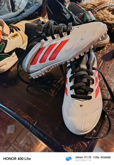 Zapatillas de fútbol Adidas blancas con rojo - miniatura 1
