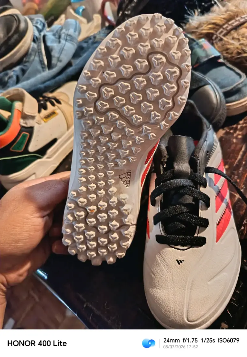 Zapatillas de fútbol Adidas blancas con rojo - 2