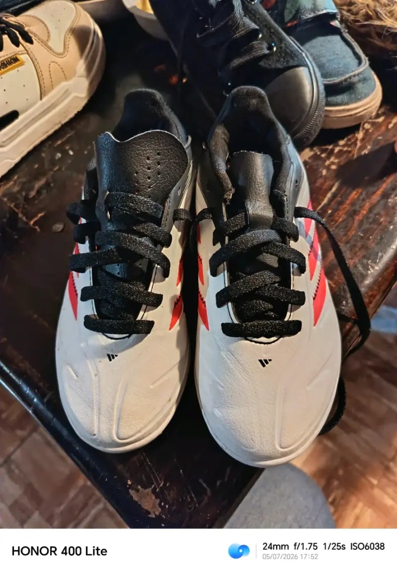 Zapatillas de fútbol Adidas blancas con rojo - 3