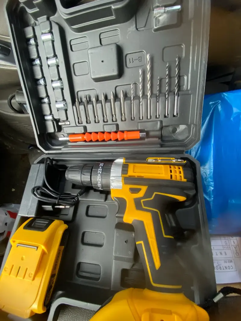 Taladro inalámbrico con accesorios y estuche
