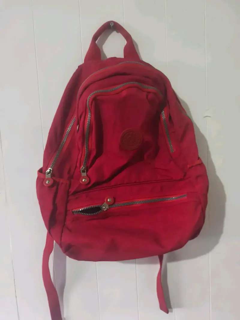 Mochila roja con múltiples compartimentos - 1