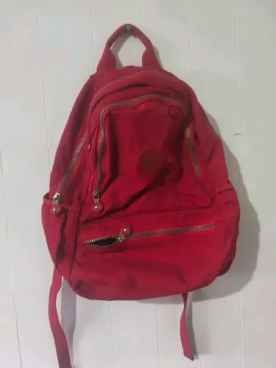 Mochila roja con múltiples compartimentos - miniatura 1