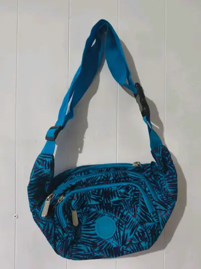 Mochila roja con múltiples compartimentos - miniatura 3