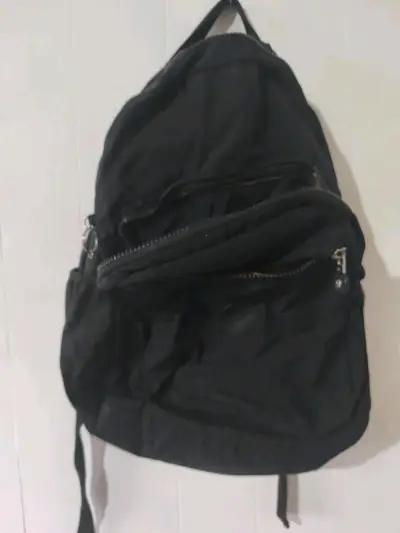 Mochila roja con múltiples compartimentos - miniatura 6