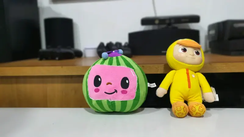 Peluches infantiles de personajes coloridos