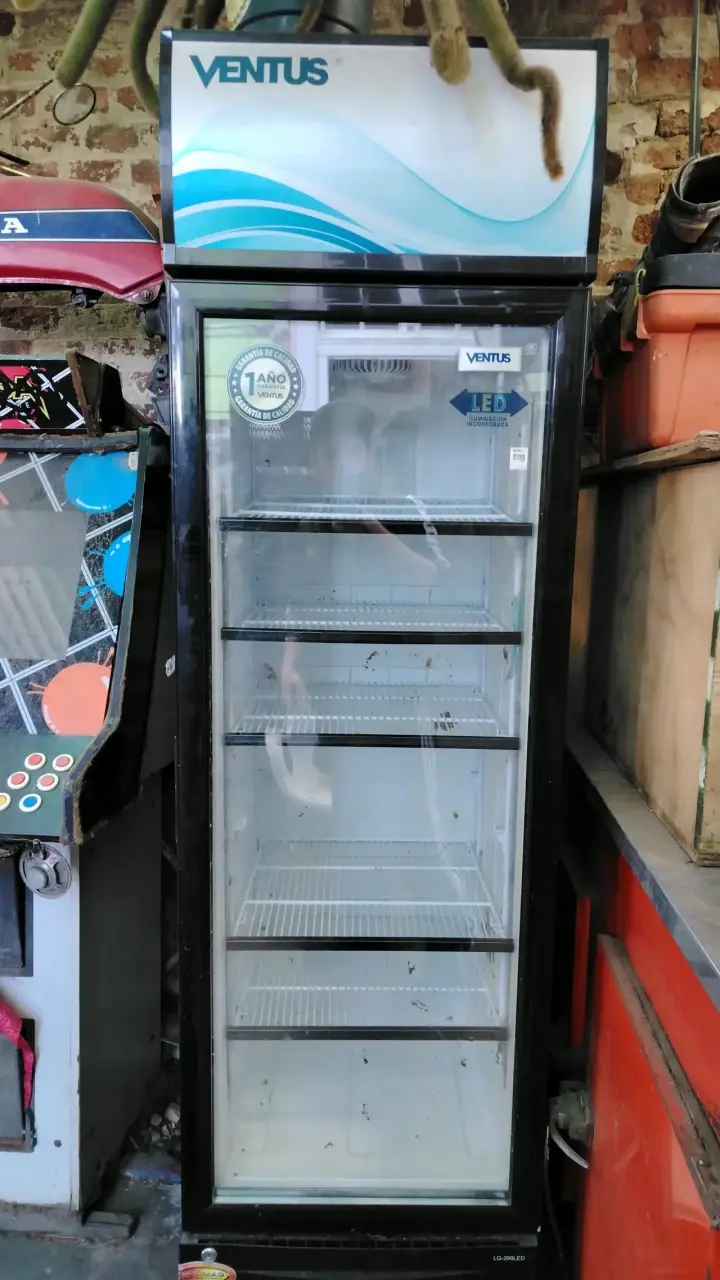 Refrigerador exhibidor Ventus con iluminación LED