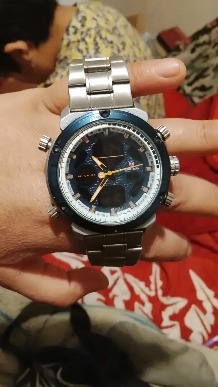 Reloj de pulsera deportivo con correa metálica - 1