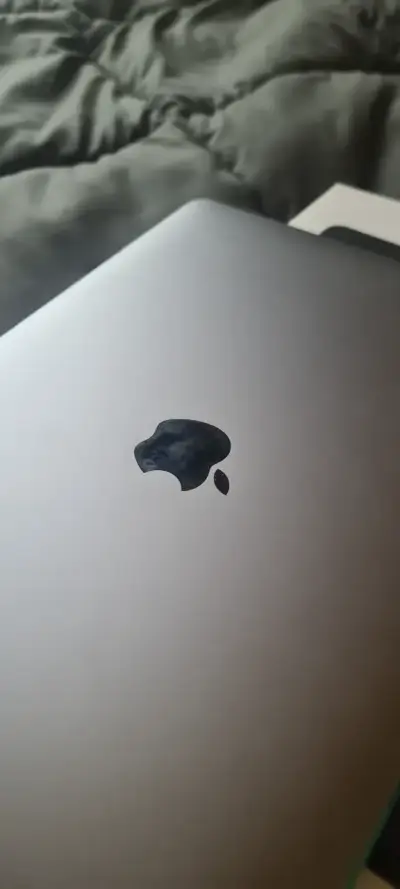 MacBook Pro 13 pulgadas con cargador original - miniatura 2