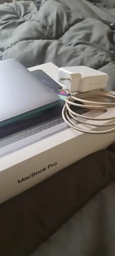 MacBook Pro 13 pulgadas con cargador original - miniatura 4