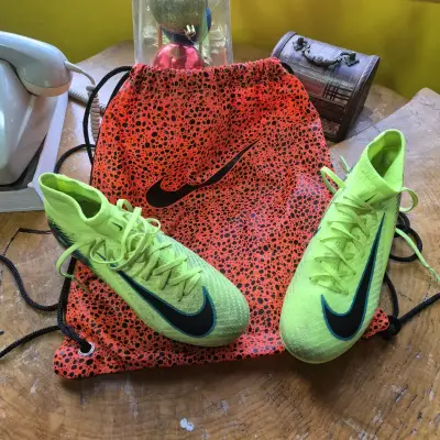 Zapatillas de fútbol Nike verdes con bolso - miniatura 1
