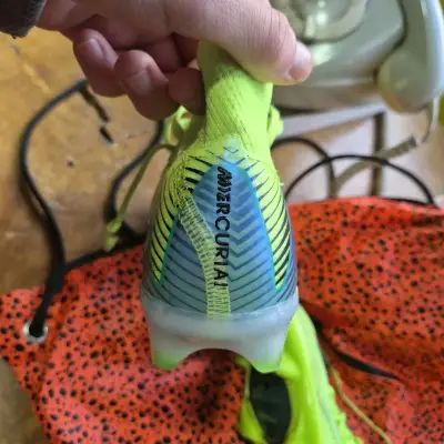Zapatillas de fútbol Nike verdes con bolso - miniatura 2