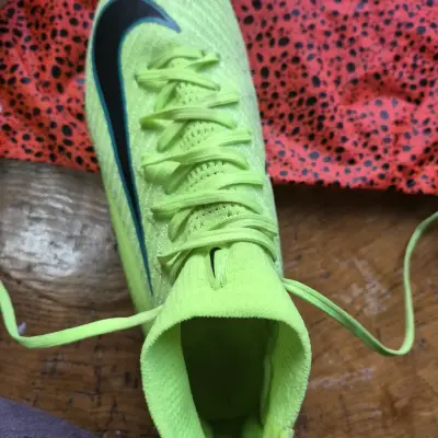 Zapatillas de fútbol Nike verdes con bolso - miniatura 4