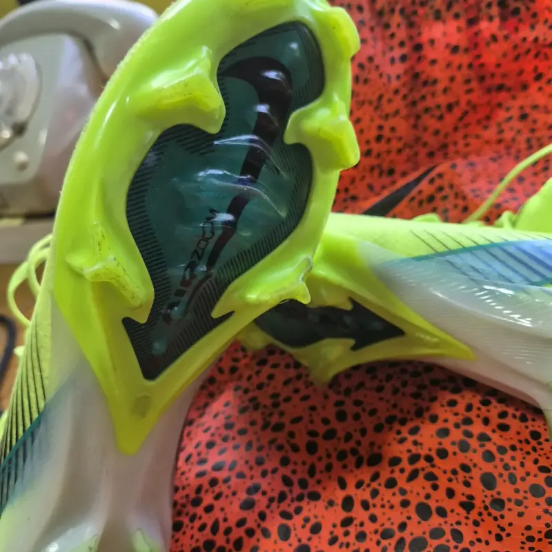 Zapatillas de fútbol Nike verdes con bolso - 5