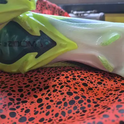 Zapatillas de fútbol Nike verdes con bolso - miniatura 6