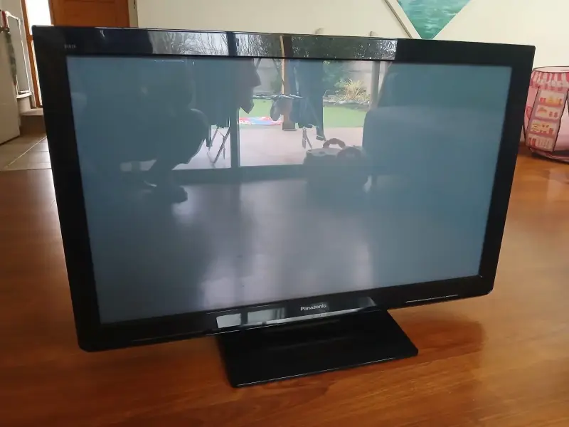Televisor Panasonic de 42 pulgadas en buen estado - 1