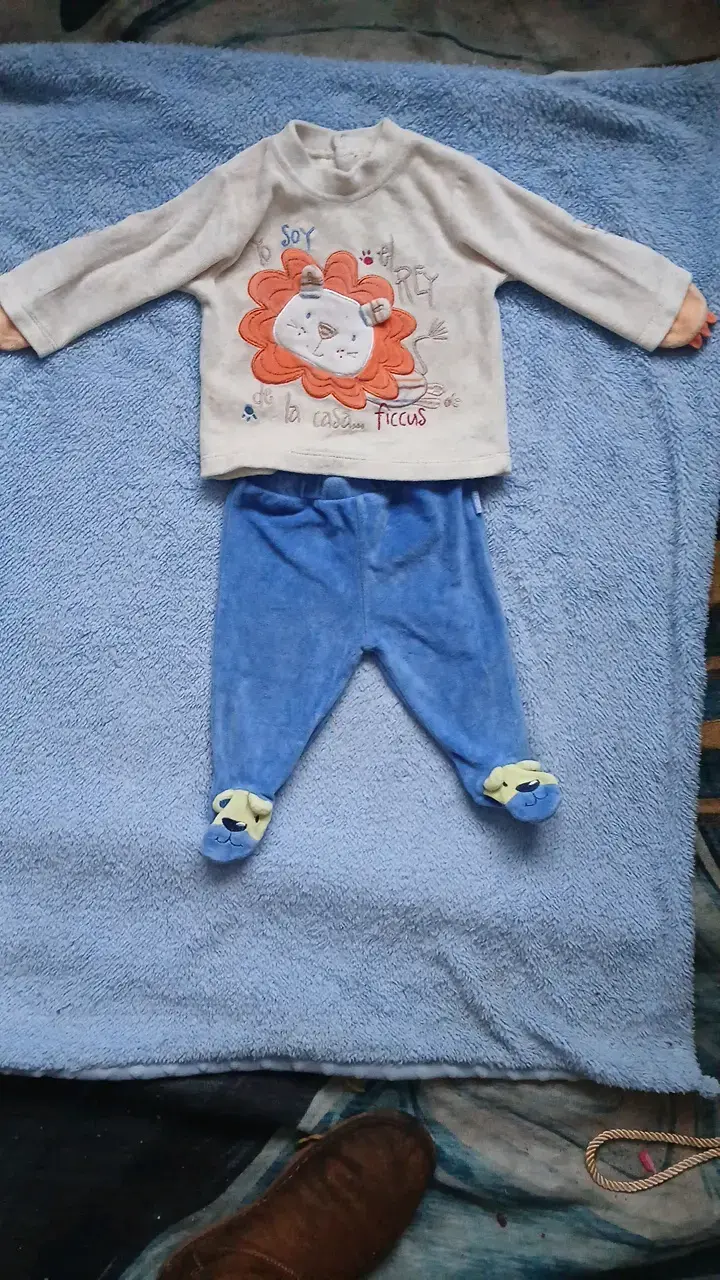 Conjunto de ropa infantil con diseño de león
