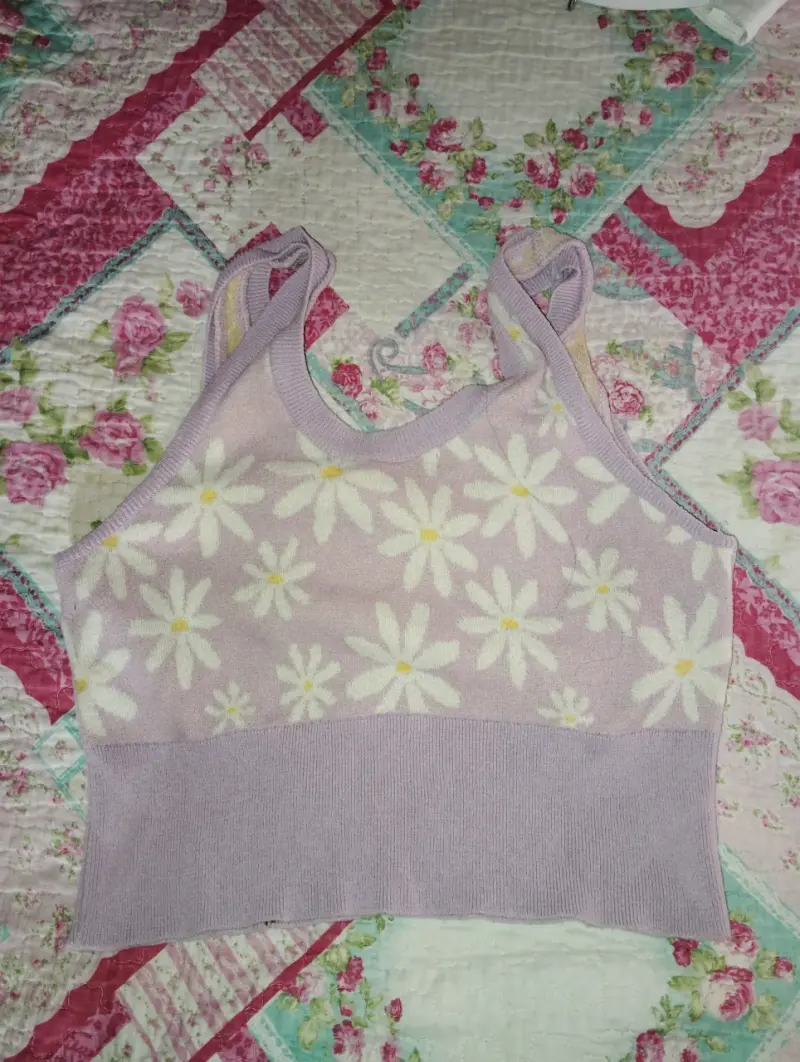 Top de tirantes lila con flores y polera negra - 1