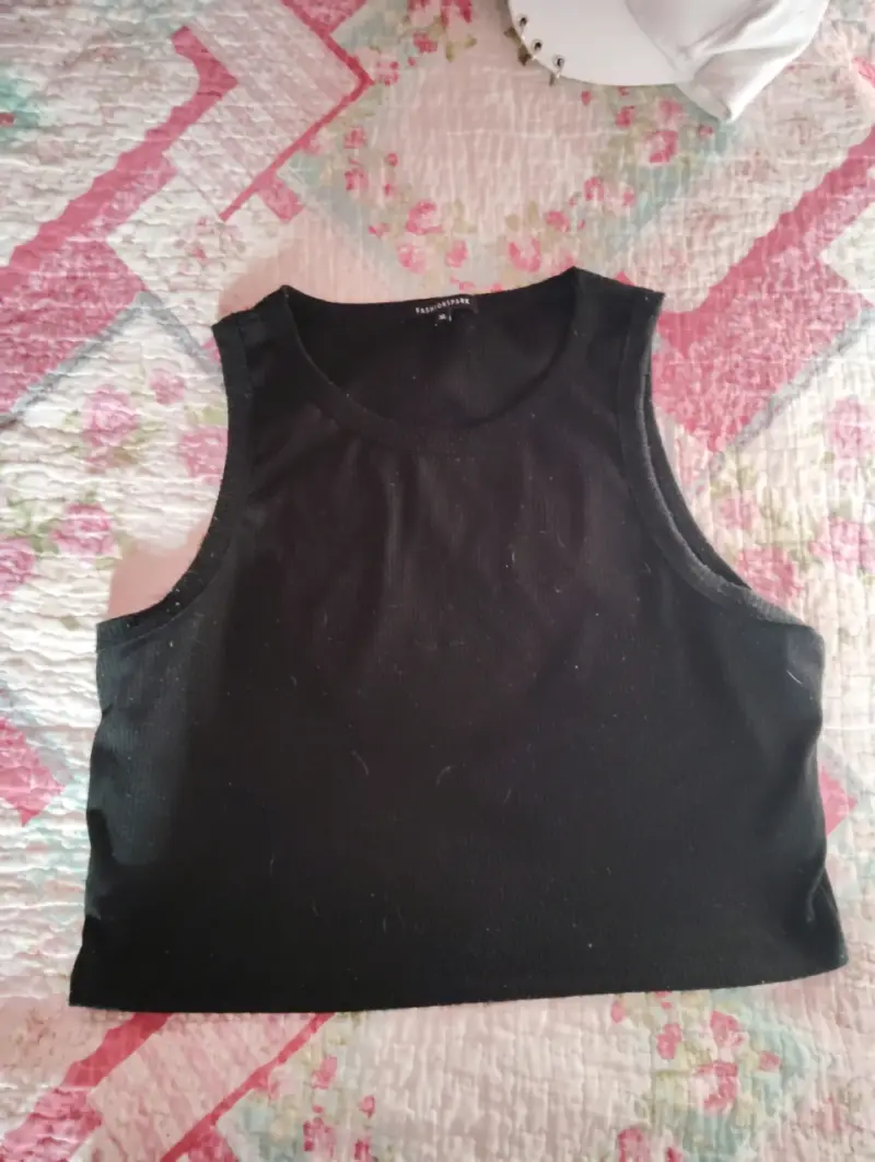 Top de tirantes lila con flores y polera negra - 2
