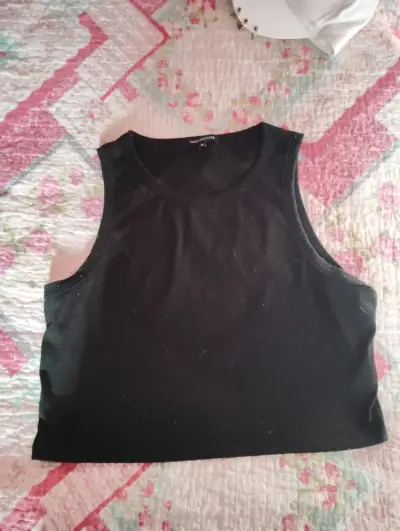 Top de tirantes lila con flores y polera negra - miniatura 2
