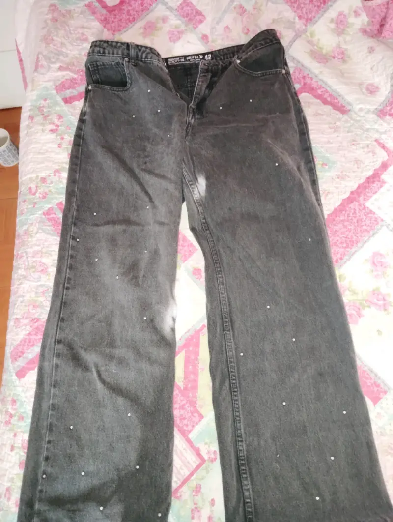 Jeans negros con detalles brillantes para mujer