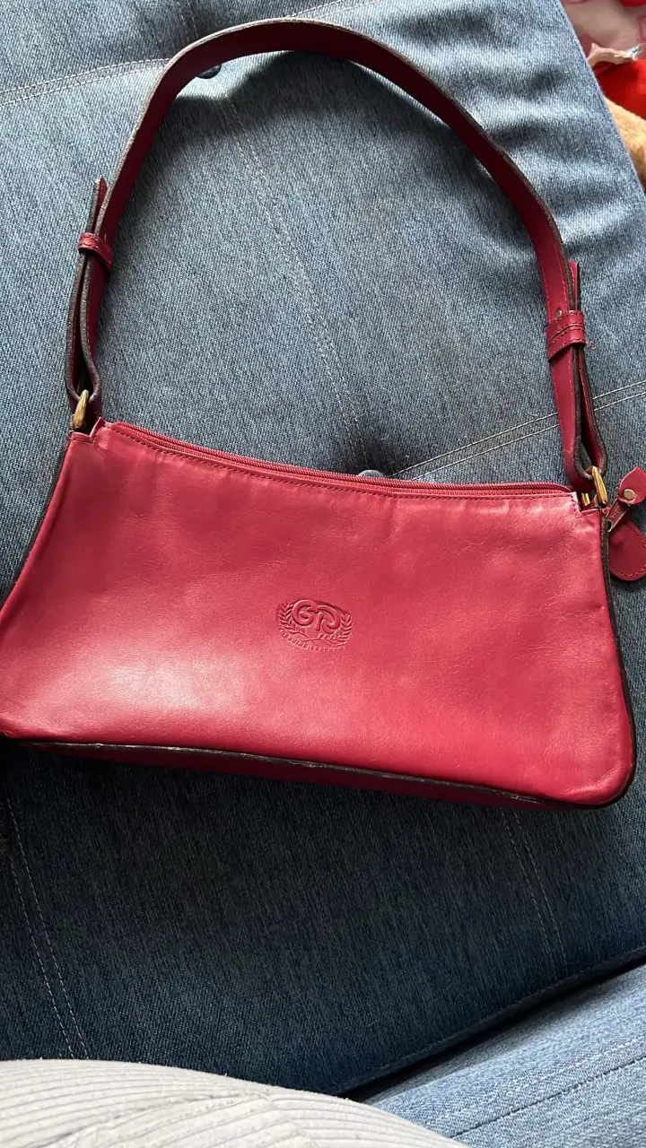 Cartera de cuero roja elegante