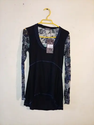 Blusa marie claire negra con detalles en encaje. - miniatura 1