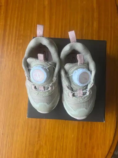 Zapatillas deportivas para niños color beige y rosa - miniatura 2