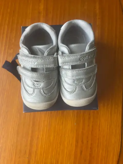Zapatos para bebé color gris marca Colloky - miniatura 2