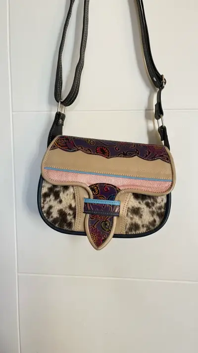 Bolso de cuero con diseño animal print y floral - miniatura 1