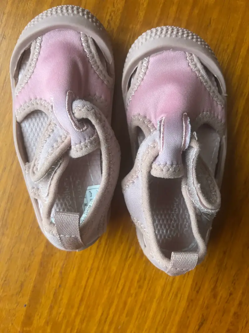 Sandalias de bebé color rosa en buen estado - 2