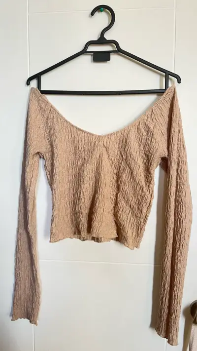 Top de mujer beige con textura arrugada - miniatura 1