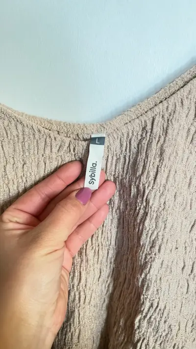 Top de mujer beige con textura arrugada - miniatura 2