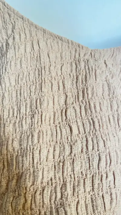 Top de mujer beige con textura arrugada - miniatura 3