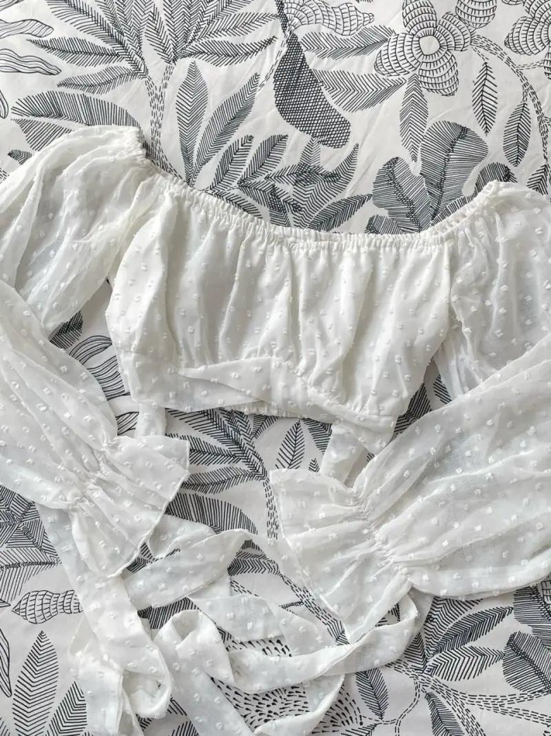 Blusa blanca con mangas largas transparentes
