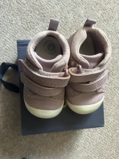 Zapatos de bebé color rosa con velcro - miniatura 1