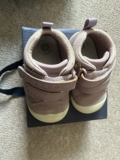 Zapatos de bebé color rosa con velcro - miniatura 2