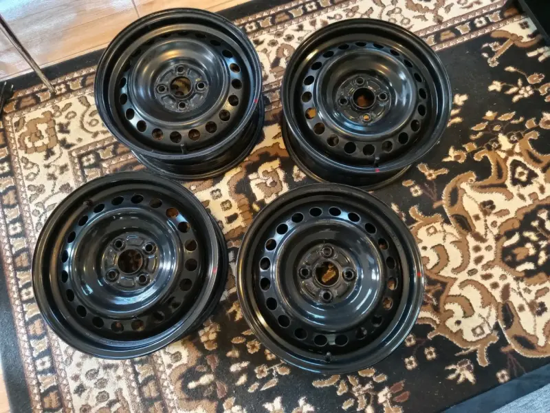 Juego de 4 llantas de acero negras para auto