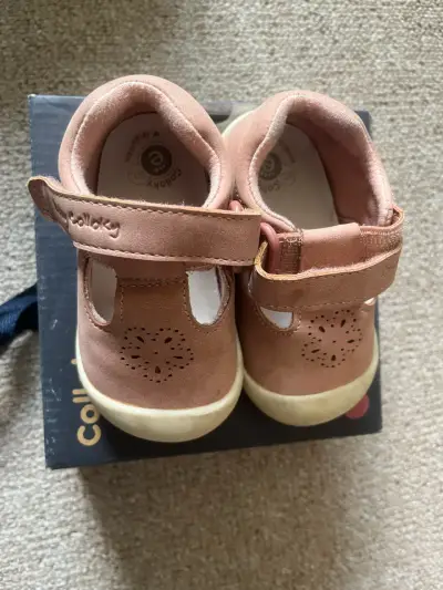 Zapatos de bebé rosados con velcro Clarks - miniatura 2