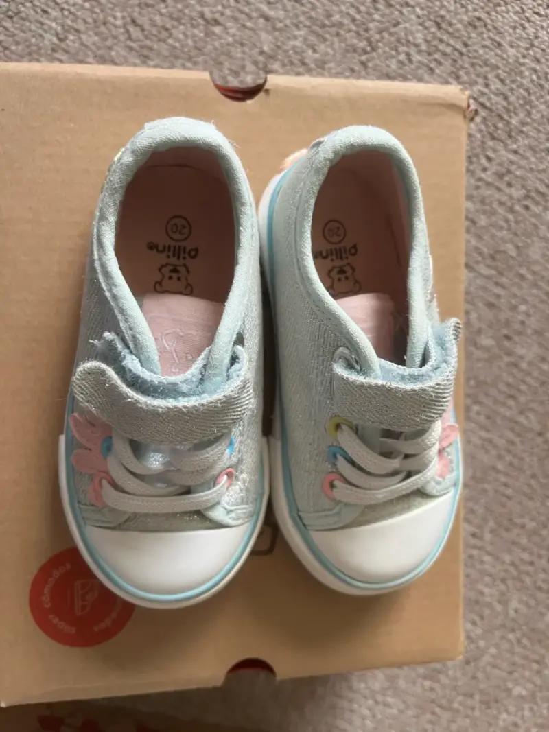 Zapatillas infantiles celestes con diseño floral - 1