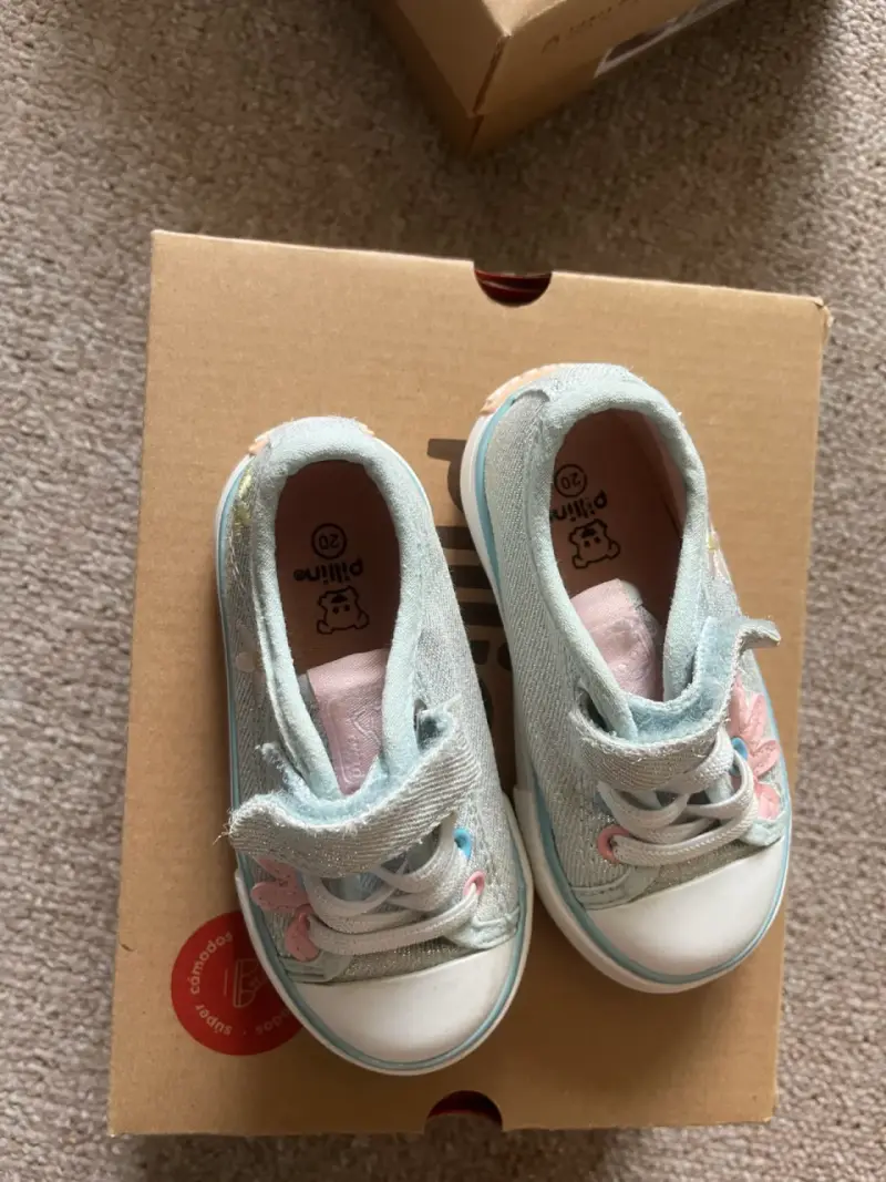 Zapatillas infantiles celestes con diseño floral - 2