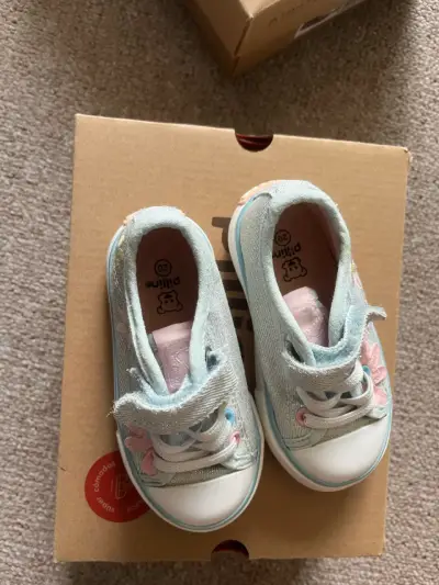 Zapatillas infantiles celestes con diseño floral - miniatura 2
